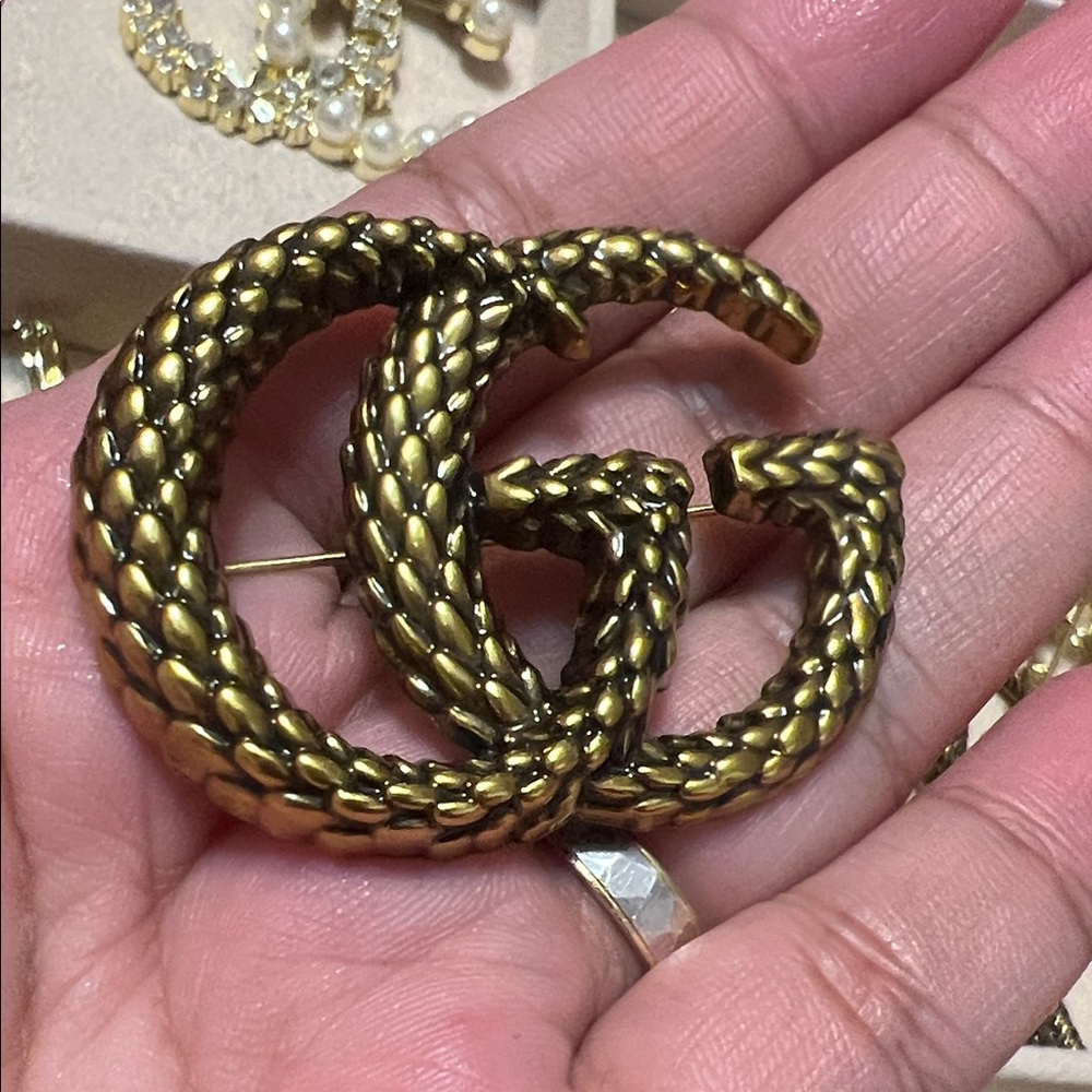 Textured bronze Brooch❤️
